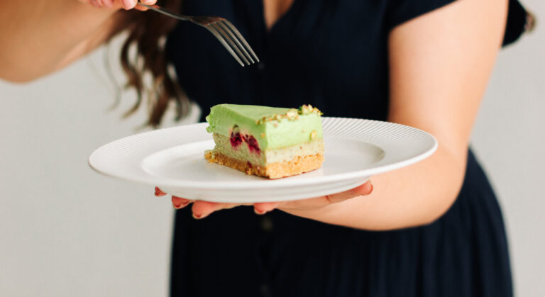 Готовый десерт, своевременную подачу которого обеспечивает автоматизация заказов