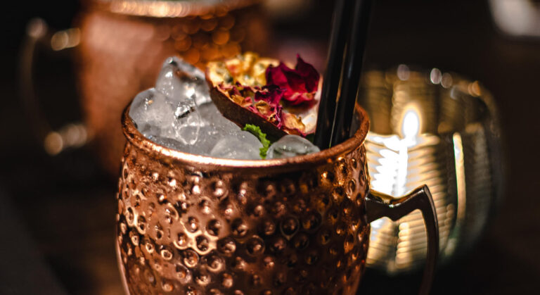 Готовый коктейль, быструю подачу которого обеспечивает система автоматизации ресторана