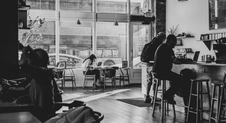 Приятная атмосфера в зале, которую помогает поддерживать программа Syrve для кафе