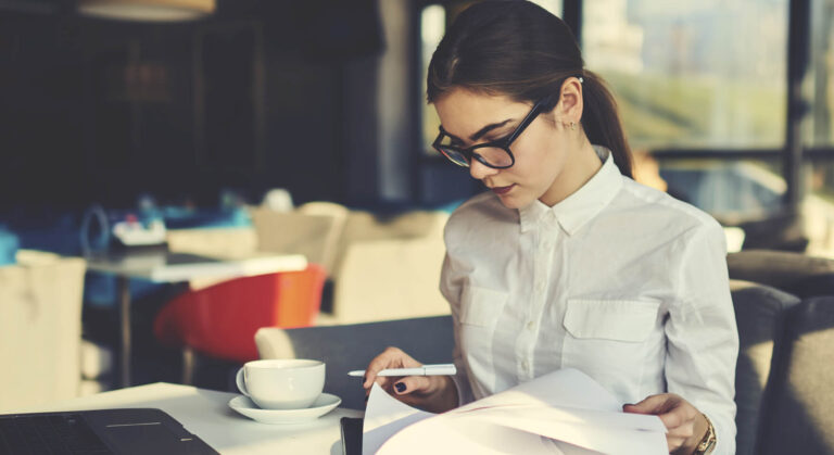 Уставший сотрудник вручную сверяет отчеты, что исключает программа для ресторанов Syrve