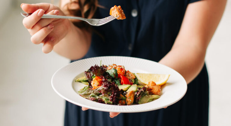 Свежеприготовленное блюдо на тарелке, готовое к отправке клиенту — пример хорошей организации службы доставки еды