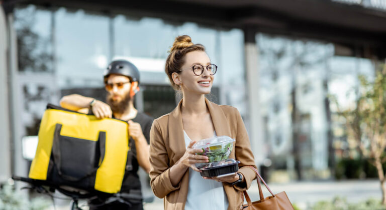 Своевременная доставка заказа — пример сервиса, который улучшает CRM-система для кафе