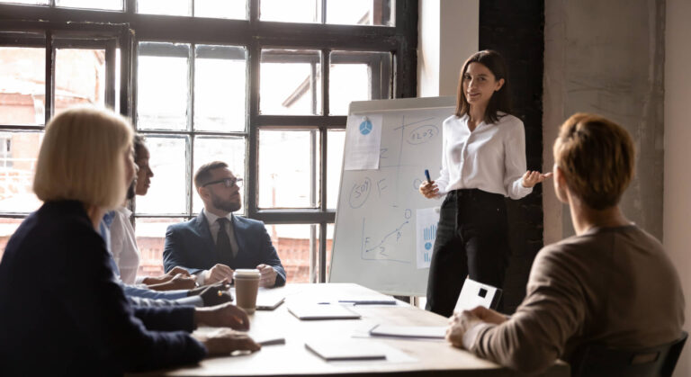 Стратегическое совещание, на котором решаются вопросы управления финансами ресторана