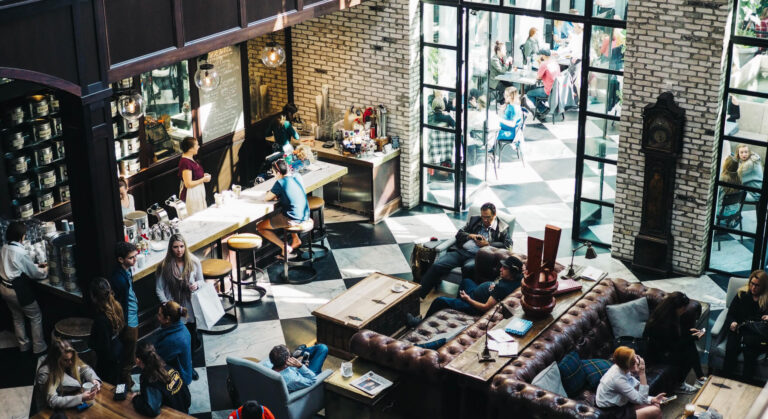 Полный зал ресторана, где персонал быстро справляется с заказами благодаря обучению Syrve