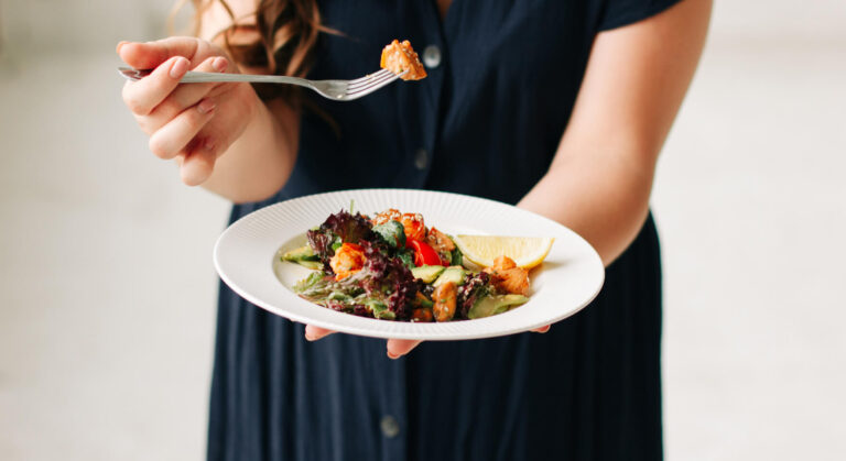 Свежеприготовленное блюдо на тарелке, готовое к отправке клиенту — пример хорошей организации службы доставки еды