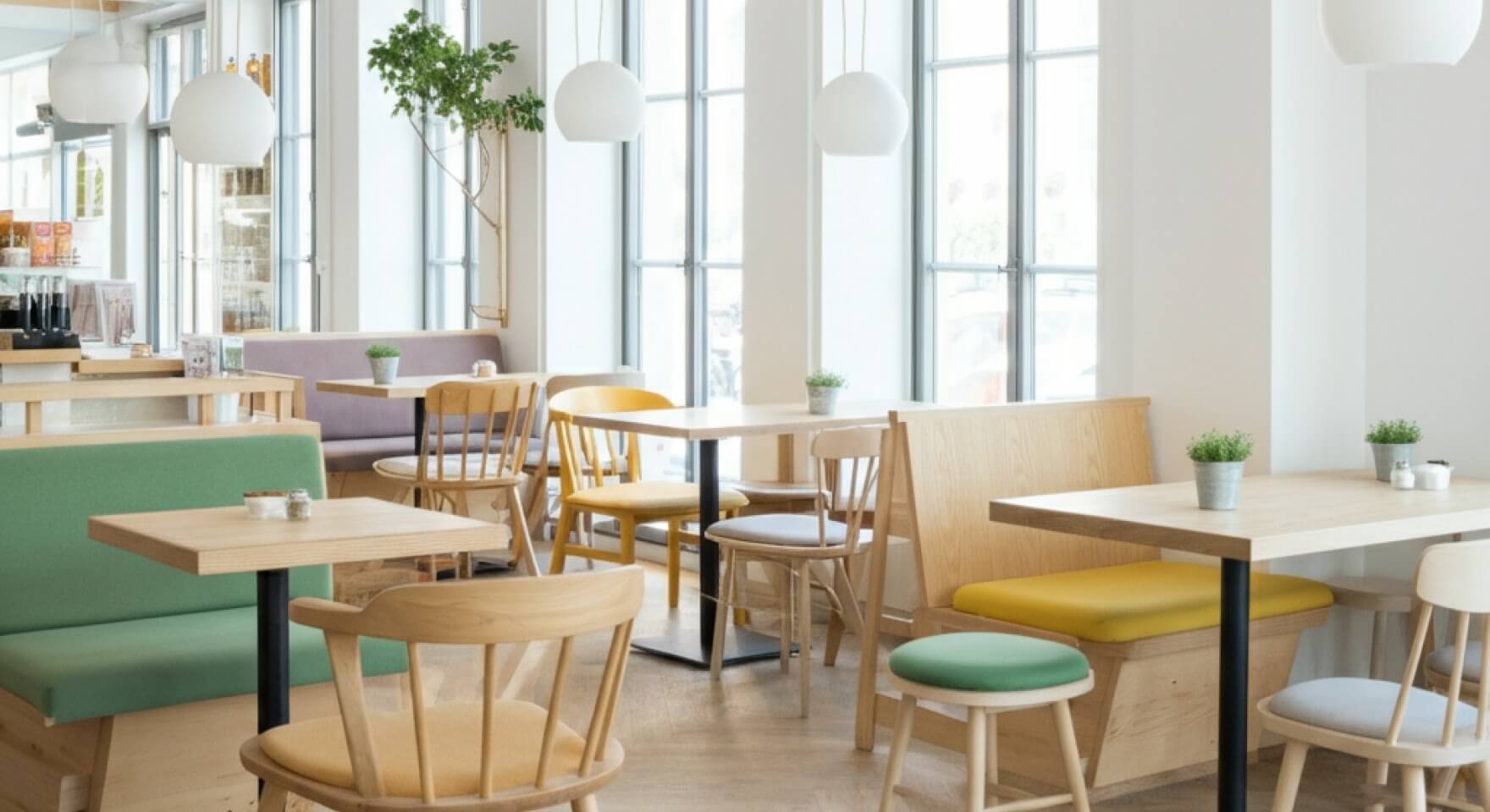 Інтер'єр сучасного закладу, де crm для кав'ярень допомагає підтримувати порядок та високий сервіс.