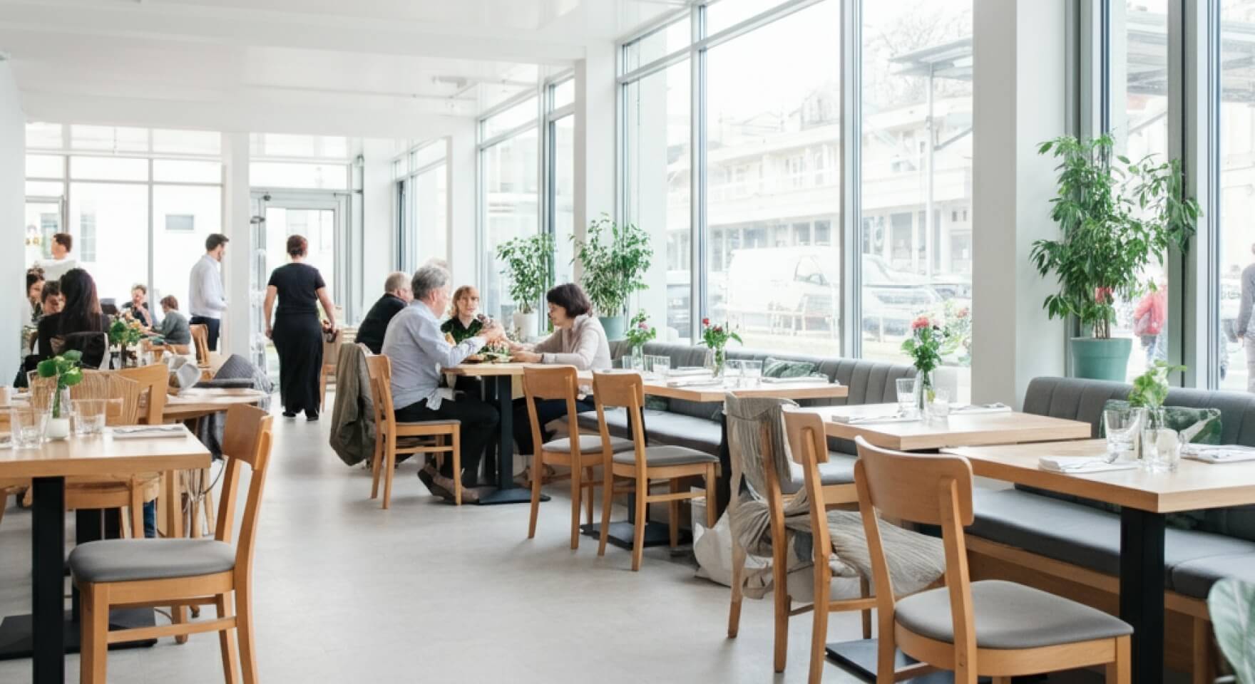 Гости в оживленном заведении, где точный учет в баре помогает поддерживать высокий уровень сервиса