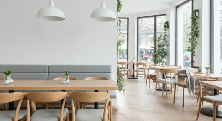 Світла та сучасна зала, де обслуговування гостей прискорено через crm для автоматизації кафе