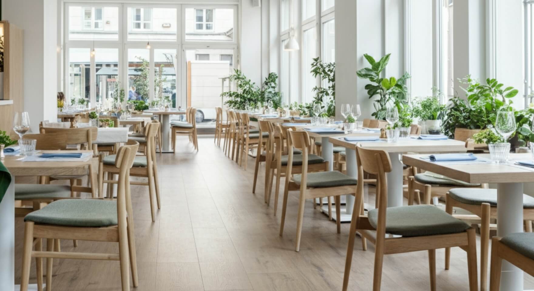 Интерьер заведения, где автоматизация учета в общепите обеспечивает бесперебойную работу